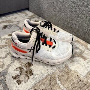 On Running Women's Cloud Runner 2 - Size 7